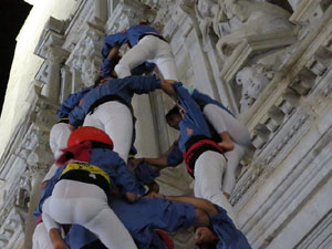 Fires 2019. Pujada d'un pilar per les escales de la Catedral, a c&agrave;rrec dels Marrecs de Salt