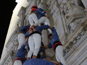 Fires 2019. Pujada d'un pilar per les escales de la Catedral, a c&agrave;rrec dels Marrecs de Salt