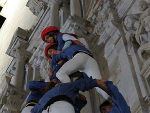 Fires 2019. Pujada d'un pilar per les escales de la Catedral, a c&agrave;rrec dels Marrecs de Salt
