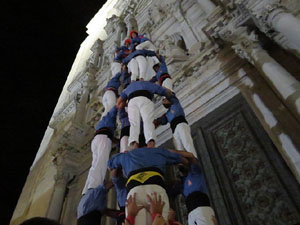 Fires 2019. Pujada d'un pilar per les escales de la Catedral, a c&agrave;rrec dels Marrecs de Salt