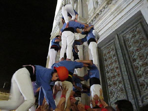 Fires 2019. Pujada d'un pilar per les escales de la Catedral, a c&agrave;rrec dels Marrecs de Salt