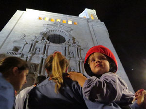 Fires 2019. Pujada d'un pilar per les escales de la Catedral, a c&agrave;rrec dels Marrecs de Salt