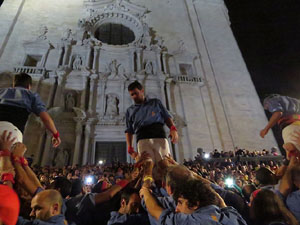 Fires 2019. Pujada d'un pilar per les escales de la Catedral, a c&agrave;rrec dels Marrecs de Salt