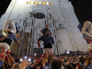 Fires 2019. Pujada d'un pilar per les escales de la Catedral, a c&agrave;rrec dels Marrecs de Salt