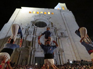 Fires 2019. Pujada d'un pilar per les escales de la Catedral, a c&agrave;rrec dels Marrecs de Salt