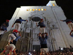 Fires 2019. Pujada d'un pilar per les escales de la Catedral, a c&agrave;rrec dels Marrecs de Salt