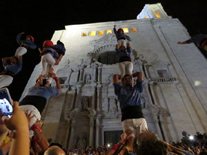 Fires 2019. Pujada d'un pilar per les escales de la Catedral, a c&agrave;rrec dels Marrecs de Salt