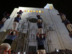 Fires 2019. Pujada d'un pilar per les escales de la Catedral, a c&agrave;rrec dels Marrecs de Salt
