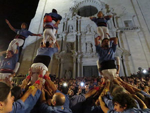 Fires 2019. Pujada d'un pilar per les escales de la Catedral, a c&agrave;rrec dels Marrecs de Salt