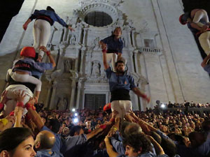 Fires 2019. Pujada d'un pilar per les escales de la Catedral, a c&agrave;rrec dels Marrecs de Salt