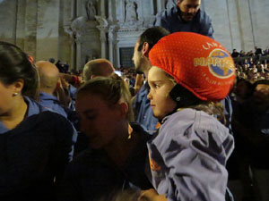 Fires 2019. Pujada d'un pilar per les escales de la Catedral, a c&agrave;rrec dels Marrecs de Salt