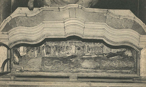 Cos de Sant Narc&iacute;s, a la capella hom&ograve;nima, a la bas&iacute;lica de Sant Feliu. 1906-1918