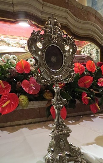 Reliquiari de Sant Narc&iacute;s, exhibit davant el seu sepulcre