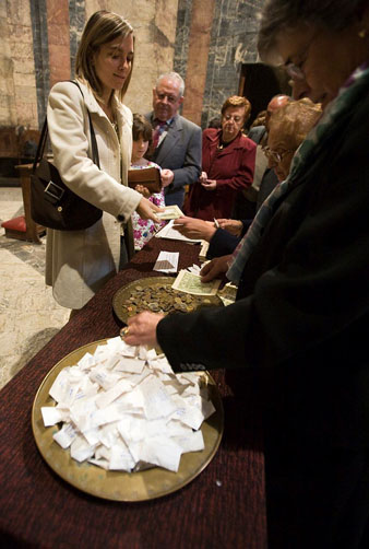 Gironins fent cua al cambril de la capella de Sant Narc&iacute;s, despr&eacute;s de la missa en honor al sant, per anar a recollir el tradicional cot&oacute; remeier. 29 d'octubre de 2007