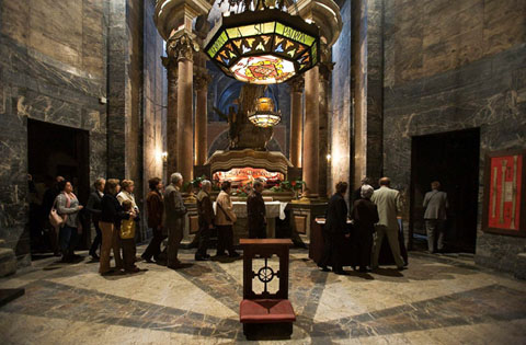 Gironins fent cua al cambril de la capella de Sant Narc&iacute;s, despr&eacute;s de la missa en honor al sant, per anar a recollir el tradicional cot&oacute; remeier. 29 d'octubre de 2007