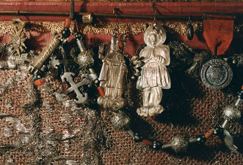 Detalls del sepulcre de Sant Narc&iacute;s, conservat al cambril de la capella hom&ograve;nima, a la bas&iacute;lica de Sant Feliu. 2000