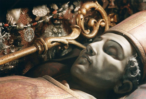Detalls del sepulcre de Sant Narc&iacute;s, conservat al cambril de la capella hom&ograve;nima, a la bas&iacute;lica de Sant Feliu. 2000