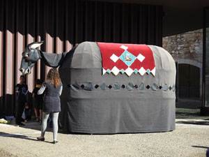 Fires 2019. Taller 'Fes la teva Mosca', organitzat per l'associaci&oacute; Baba BabarotaSardanistes amb la cobla Ciutat de Girona a la pla&ccedil;a de Francesc Calvet i Rubalcaba