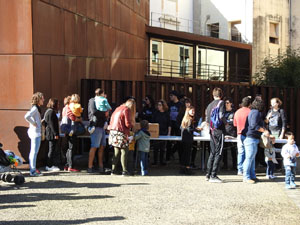 Fires 2019. Taller 'Fes la teva Mosca', organitzat per l'associaci&oacute; Baba BabarotaSardanistes amb la cobla Ciutat de Girona a la pla&ccedil;a de Francesc Calvet i Rubalcaba