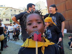 Fires 2019. Taller 'Fes la teva Mosca', organitzat per l'associaci&oacute; Baba BabarotaSardanistes amb la cobla Ciutat de Girona a la pla&ccedil;a de Francesc Calvet i Rubalcaba