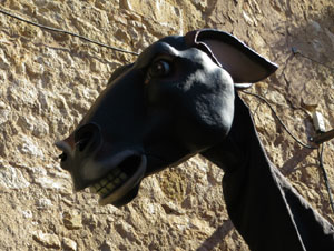 Fires 2019. Taller 'Fes la teva Mosca', organitzat per l'associaci&oacute; Baba BabarotaSardanistes amb la cobla Ciutat de Girona a la pla&ccedil;a de Francesc Calvet i Rubalcaba