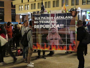 Concentraci&oacute; de protesta contra la pres&egrave;ncia de Felip VI a Catalunya a la pla&ccedil;a de l'U d'octubre