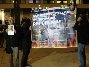 Concentraci&oacute; de protesta contra la pres&egrave;ncia de Felip VI a Catalunya a la pla&ccedil;a de l'U d'octubre