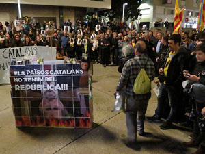 Concentraci&oacute; de protesta contra la pres&egrave;ncia de Felip VI a Catalunya a la pla&ccedil;a de l'U d'octubre