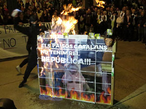 Concentraci&oacute; de protesta contra la pres&egrave;ncia de Felip VI a Catalunya a la pla&ccedil;a de l'U d'octubre