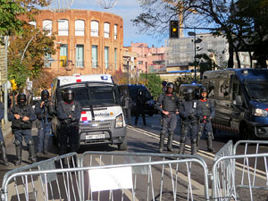 Manifestaci&oacute; antifeixista a la pla&ccedil;a de l'U d'octubre contra la convocat&ograve;ria de SCC de celebraci&oacute; de la Constituci&oacute; espanyola