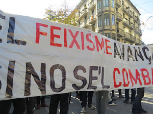 Manifestaci&oacute; antifeixista a la pla&ccedil;a de l'U d'octubre contra la convocat&ograve;ria de SCC de celebraci&oacute; de la Constituci&oacute; espanyola
