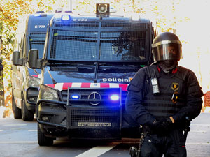 Manifestaci&oacute; antifeixista a la pla&ccedil;a de l'U d'octubre contra la convocat&ograve;ria de SCC de celebraci&oacute; de la Constituci&oacute; espanyola