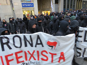 Manifestaci&oacute; antifeixista a la pla&ccedil;a de l'U d'octubre contra la convocat&ograve;ria de SCC de celebraci&oacute; de la Constituci&oacute; espanyola