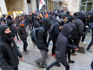 Manifestaci&oacute; antifeixista a la pla&ccedil;a de l'U d'octubre contra la convocat&ograve;ria de SCC de celebraci&oacute; de la Constituci&oacute; espanyola