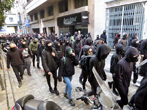 Manifestaci&oacute; antifeixista a la pla&ccedil;a de l'U d'octubre contra la convocat&ograve;ria de SCC de celebraci&oacute; de la Constituci&oacute; espanyola