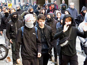Manifestaci&oacute; antifeixista a la pla&ccedil;a de l'U d'octubre contra la convocat&ograve;ria de SCC de celebraci&oacute; de la Constituci&oacute; espanyola