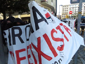 Manifestaci&oacute; antifeixista a la pla&ccedil;a de l'U d'octubre contra la convocat&ograve;ria de SCC de celebraci&oacute; de la Constituci&oacute; espanyola