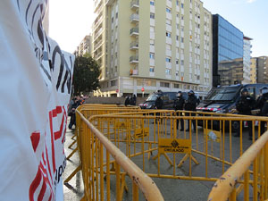 Manifestaci&oacute; antifeixista a la pla&ccedil;a de l'U d'octubre contra la convocat&ograve;ria de SCC de celebraci&oacute; de la Constituci&oacute; espanyola