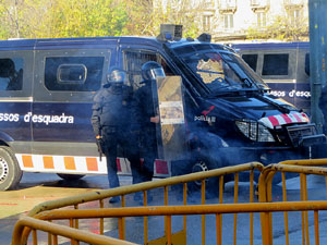 Manifestaci&oacute; antifeixista a la pla&ccedil;a de l'U d'octubre contra la convocat&ograve;ria de SCC de celebraci&oacute; de la Constituci&oacute; espanyola