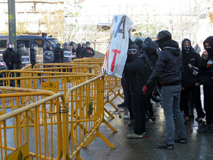 Manifestaci&oacute; antifeixista a la pla&ccedil;a de l'U d'octubre contra la convocat&ograve;ria de SCC de celebraci&oacute; de la Constituci&oacute; espanyola