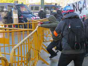 Manifestaci&oacute; antifeixista a la pla&ccedil;a de l'U d'octubre contra la convocat&ograve;ria de SCC de celebraci&oacute; de la Constituci&oacute; espanyola
