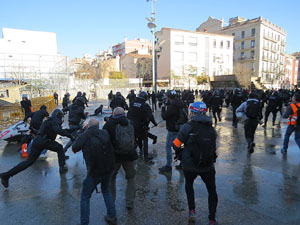 Manifestaci&oacute; antifeixista a la pla&ccedil;a de l'U d'octubre contra la convocat&ograve;ria de SCC de celebraci&oacute; de la Constituci&oacute; espanyola