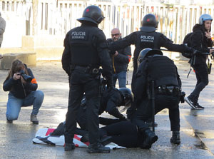 Manifestaci&oacute; antifeixista a la pla&ccedil;a de l'U d'octubre contra la convocat&ograve;ria de SCC de celebraci&oacute; de la Constituci&oacute; espanyola