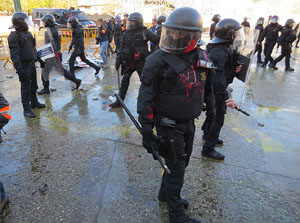 Manifestaci&oacute; antifeixista a la pla&ccedil;a de l'U d'octubre contra la convocat&ograve;ria de SCC de celebraci&oacute; de la Constituci&oacute; espanyola