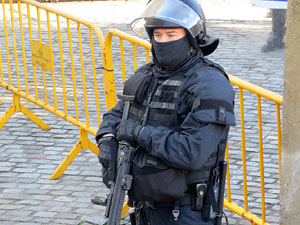 Manifestaci&oacute; antifeixista a la pla&ccedil;a de l'U d'octubre contra la convocat&ograve;ria de SCC de celebraci&oacute; de la Constituci&oacute; espanyola