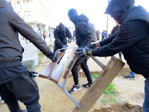 Manifestaci&oacute; antifeixista a la pla&ccedil;a de l'U d'octubre contra la convocat&ograve;ria de SCC de celebraci&oacute; de la Constituci&oacute; espanyola
