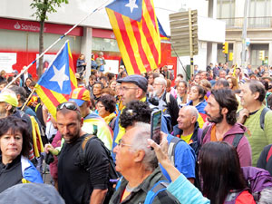 Sortida de la columna de la Marxa per la Llibertat des de la pla&ccedil;a de l'1 d'octubre de 2017 de Girona
