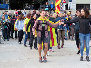 Sortida de la columna de la Marxa per la Llibertat des de la pla&ccedil;a de l'1 d'octubre de 2017 de Girona