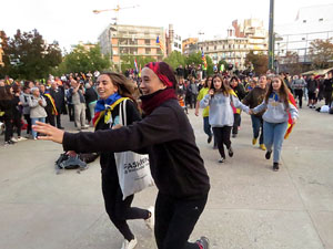 Sortida de la columna de la Marxa per la Llibertat des de la pla&ccedil;a de l'1 d'octubre de 2017 de Girona