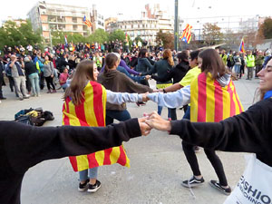 Sortida de la columna de la Marxa per la Llibertat des de la pla&ccedil;a de l'1 d'octubre de 2017 de Girona